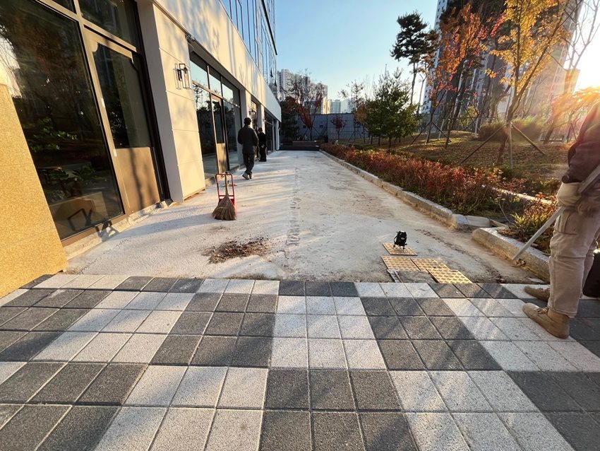 카페 입구 야외 테라스 데크 1