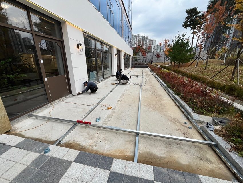 카페 입구 야외 테라스 데크 4