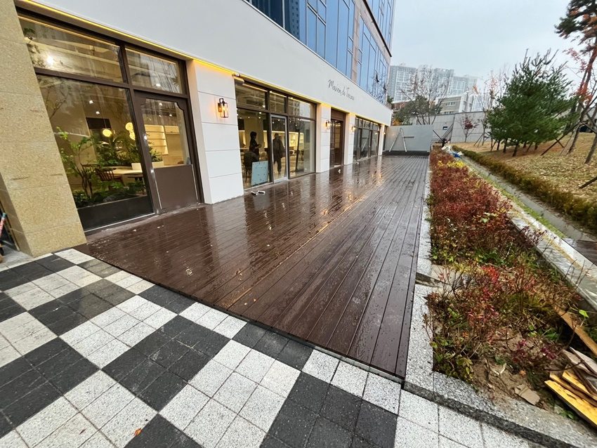 카페 입구 야외 테라스 데크 시공 사진