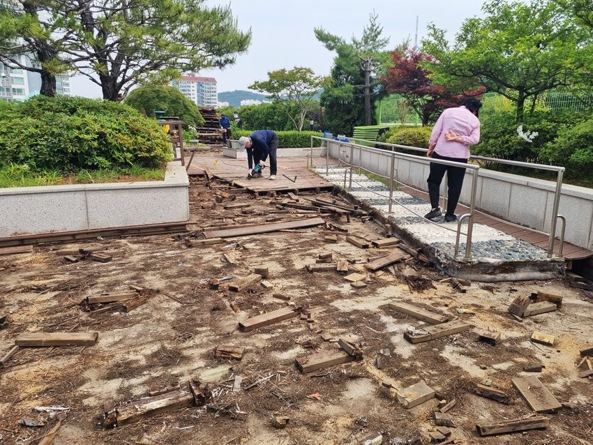 옥상정원 노후 데크 철거 8