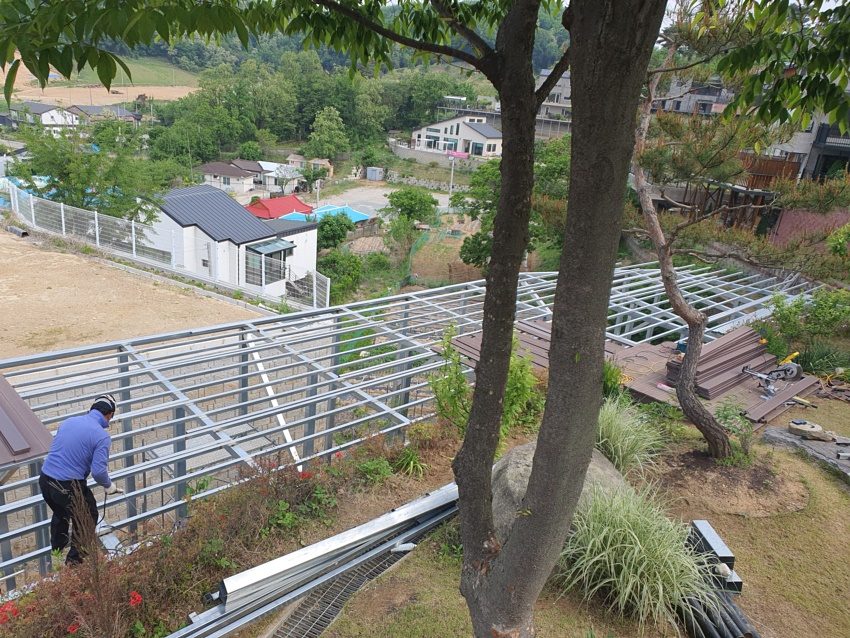 천안 단독주택 경사 마당 데크 · 울타리 7
