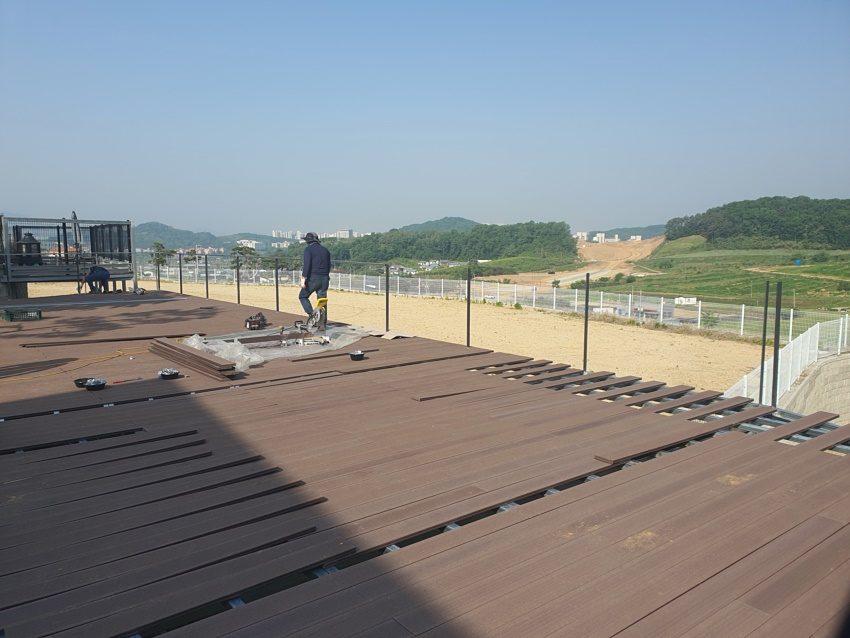 천안 단독주택 경사 마당 데크 · 울타리 8