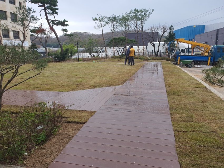 요양병원 마당 산책 데크 9