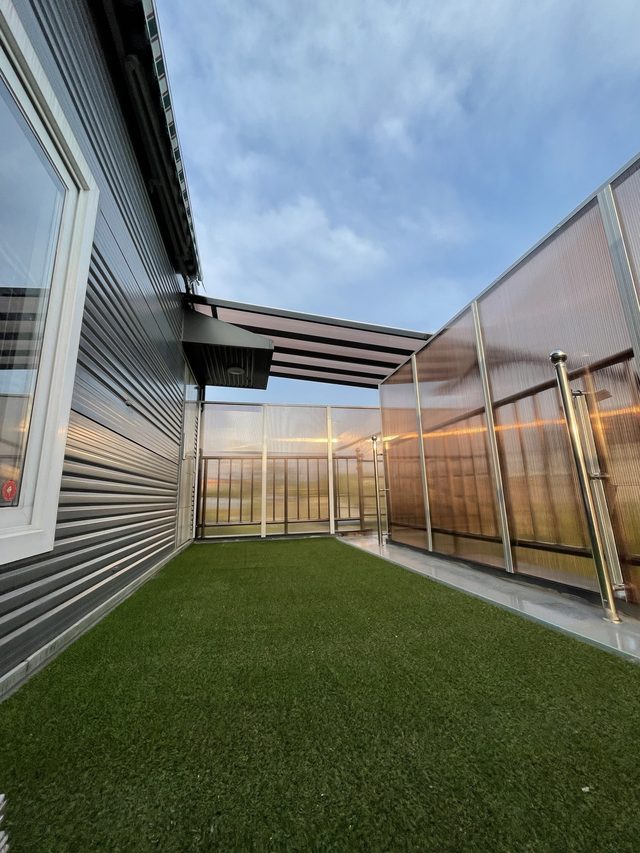 경기 광주 사업장 인조잔디 · 렉산 벽면 시공 사진